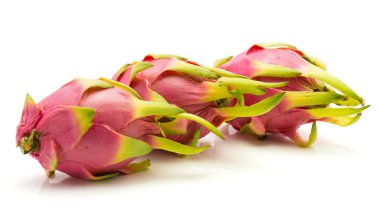 Dragon meyve (Pitaya, Pitahaya) üzerinde beyaz izole üç ro arka plan