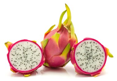 Beyaz arka plan bir bütün iki izole Dragon meyve (Pitaya, Pitahaya) yarıya