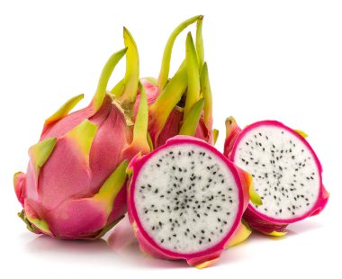 Beyaz arka plan iki bütün iki izole Dragon meyve (Pitaya, Pitahaya) yarıya