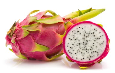 Dragon meyve (Pitaya, Pitahaya) bir bütün ve kesit yarısı beyaz adam izole
