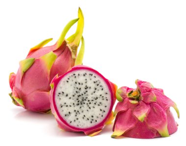 Tüm iki yarıya beyaz arka plan üzerinde bir izole dragon meyve (Pitaya, Pitahaya) dilimlenmiş