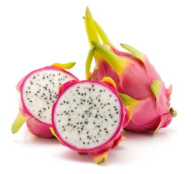 Dragon meyve (Pitaya, Pitahaya) bir bütün iki dilimlenmiş beyaz arka plan üzerinde izole yarıya