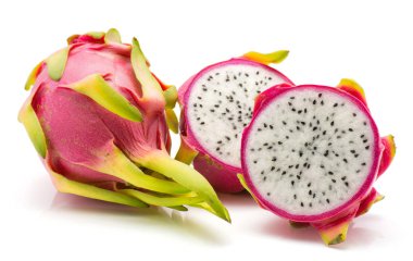 Tüm iki yarıya beyaz arka plan üzerinde bir izole dragon meyve (Pitaya, Pitahaya) dilimlenmiş