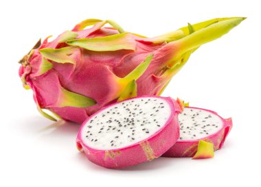 Dilimlenmiş dragon meyve (Pitaya, Pitahaya) üzerinde beyaz izole bir bütün arka plan ve iki dilim