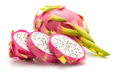 Arka plan üzerinde beyaz izole dilimlenmiş dragon meyve (Pitaya, Pitahaya) bir bütün ve üç dilim