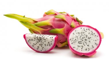 Beyaz arka plan üzerinde bir yarısı tamamen izole dragon meyve (Pitaya, Pitahaya) dilimlenmiş bir dilim yarıya