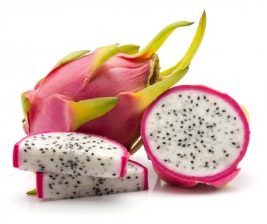 Beyaz arka plan üzerinde bir yarısı tamamen izole dragon meyve (Pitaya, Pitahaya) dilimlenmiş iki dilim
