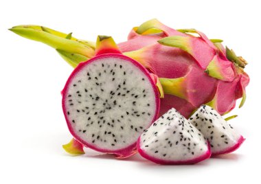 Bir bütün yarım arka plan üzerinde beyaz izole Dragon meyve (Pitaya, Pitahaya) iki parça