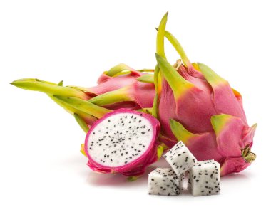 İki yarım bütün arka plan üzerinde beyaz izole Dragon meyve (Pitaya, Pitahaya) üç kare parça