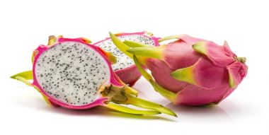 Beyaz arka plan bir bütün iki izole Dragon meyve (Pitaya, Pitahaya) yarıya