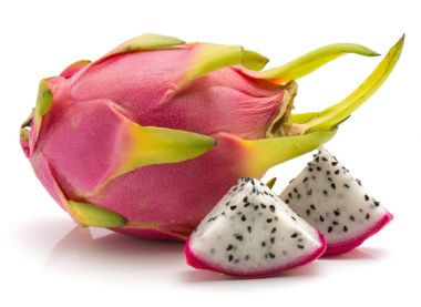 İki dragon meyve (Pitaya, Pitahaya) parçaları ve bir bütün beyaz arka plan üzerinde taze dilim izole