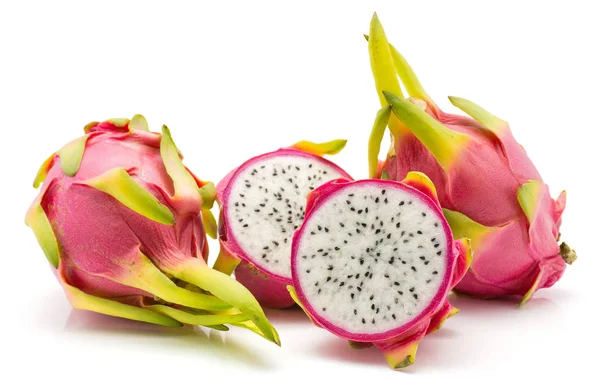 Beyaz arka plan iki bütün iki dilimlenmiş izole Dragon meyve (Pitaya, Pitahaya) yarıya