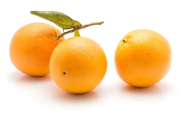Oranges Avec Feuille Verte Isolée Sur Fond Blanc Trois Whol — Photo