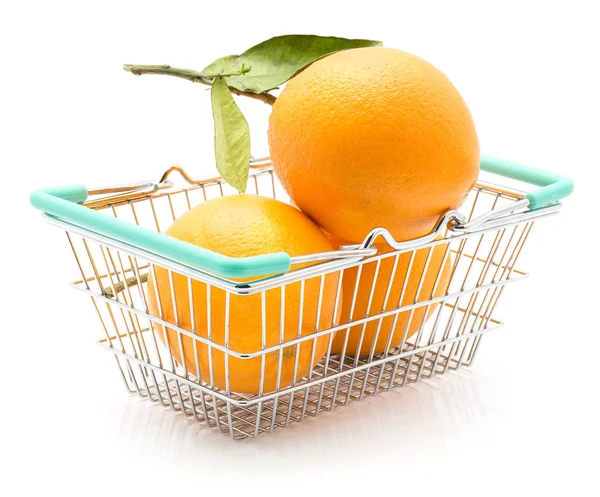 Апельсины Зеленым Листом Корзине Покупок Изолированы Белой Спинке — стоковое фото