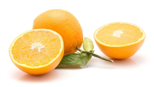 Orange Izolované Bílém Pozadí Jeden Celek Zelený List Dva Polovinu — Stock fotografie