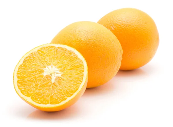 Dva Pomeranče Řádku Jeden Polovina Izolované Bílém Poza — Stock fotografie