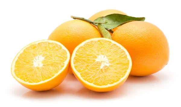 Pomeranče Izolované Bílém Pozadí Skupiny Tři Celé Jednu Snížit Polovinu — Stock fotografie