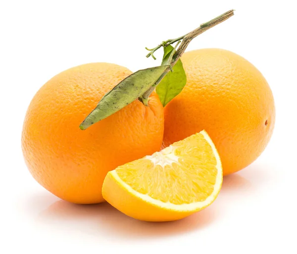 Dva Pomeranče Plátek Čtvrcený Izolovaných Bílém Pozadí Jeden Zelené — Stock fotografie