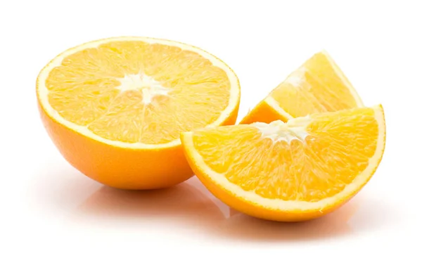 Jedna Oranžová Půl Dva Plátky Čtvrtletí Izolovaných Bílém Poza — Stock fotografie