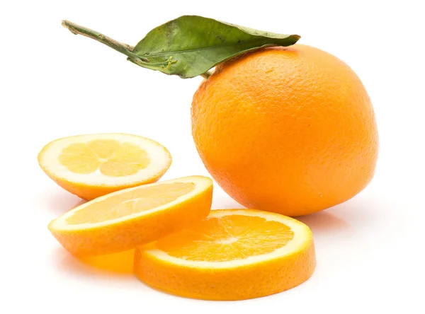 Orange Białym Tle Białym Tle Jedną Całość Zielonych Liści Trzech — Zdjęcie stockowe
