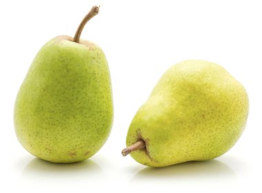 Yeşil armut beyaz arka plan üzerinde iki whol izole.