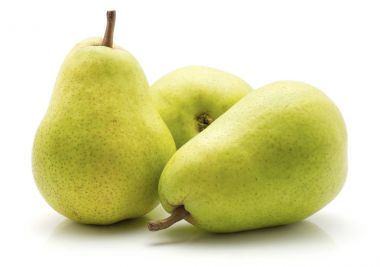 Yeşil armut beyaz arka plan üzerinde üç bütün stac izole.