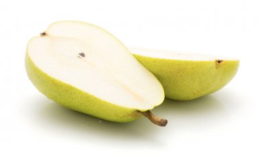 Yeşil armut bir hal içinde beyaz arka plan üzerinde izole dilimlenmiş