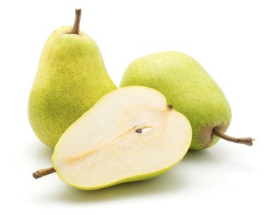 Yeşil armut beyaz arka plan üzerinde iki bütün bir kesit hal izole.