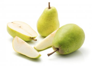 Yeşil armut yığını üzerinde izole beyaz arka plan iki yarım bütün iki dilim