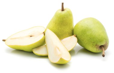 Yeşil armut yığını beyaz arka plan üzerinde iki tam bir yarım ve iki dilim izole.