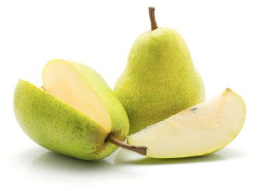 Kesip iki bütün bir ve bir dilim beyaz zemin üzerine yeşil armut izole