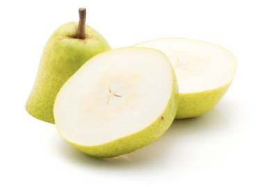 Beyaz arka plan daire üzerinde izole dilimlenmiş yeşil armut