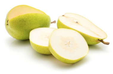 Beyaz arka plan bir bütün iki daire ve bir kesit hal izole yeşil armut yığını