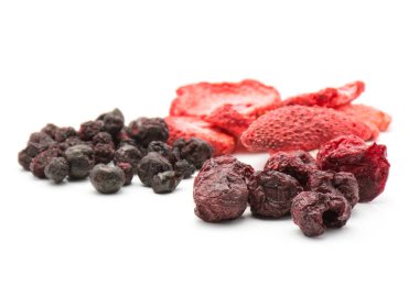Çilek kiraz bilberry yığın karşılaştırma beyaz arka plan üzerinde izole kurutulmuş meyveleri karışımı dondurma