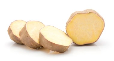 Beyaz arka plan üzerinde dört dilim izole tatlı patates daireler dilimlenmiş