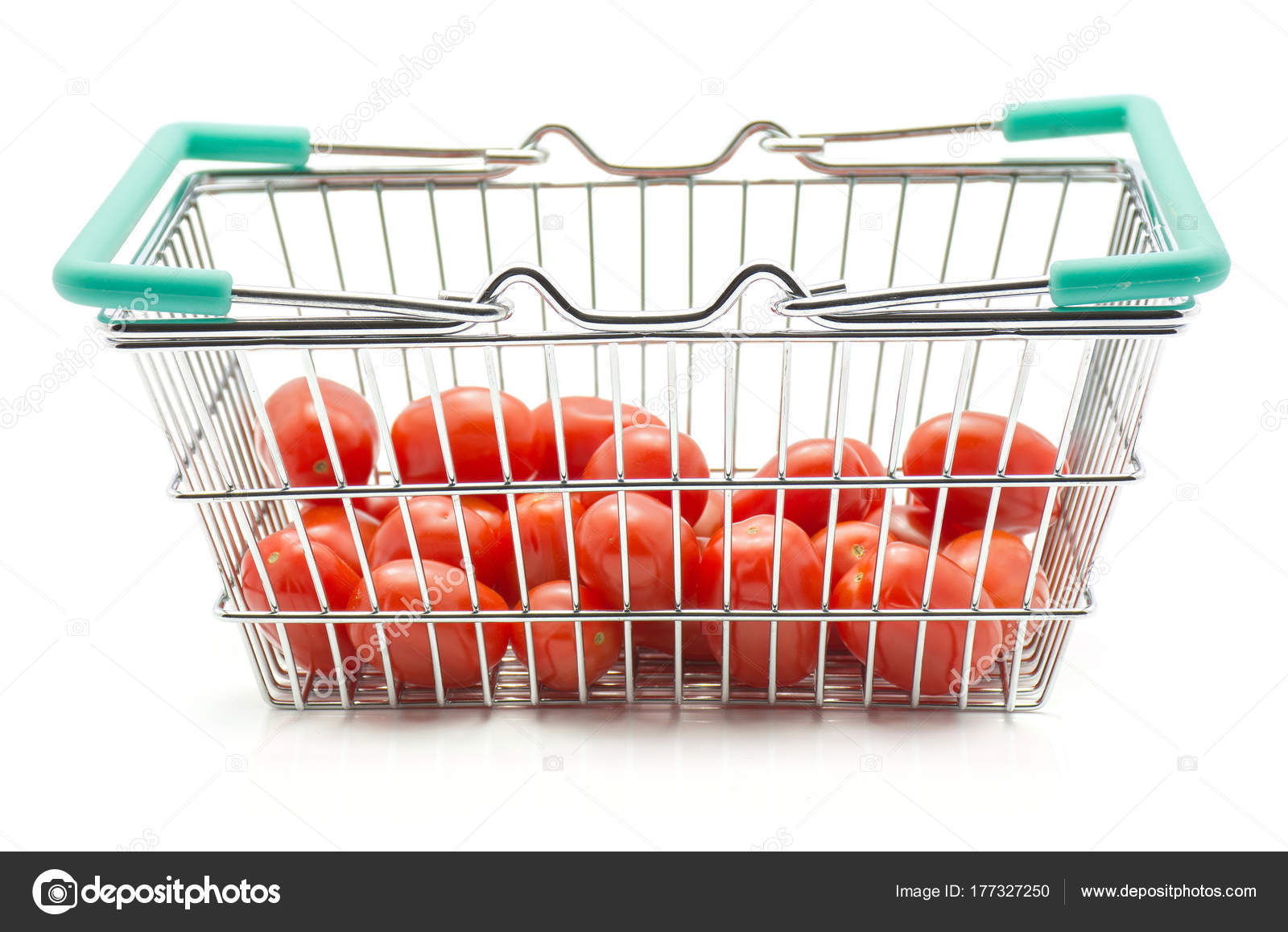 Kirschtomaten Bobulienka Einem Einkaufskorb Isoliert Auf Weißem Hintergrund  - Stockfotografie: lizenzfreie Fotos © PIXbank 177327250
