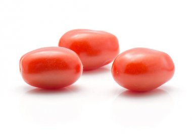 Üç kiraz domates üzerinde beyaz adam izole Bobulienka