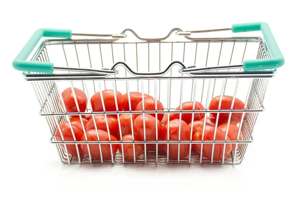 Tomates Cereja Bobulienka Uma Cesta Compras Isolado Backgroun Branco — Fotografia de Stock