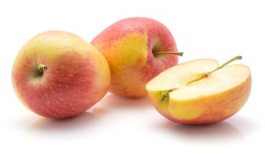 Elma (Evelina çeşitli) beyaz arka plan üzerinde iki kırmızı kaynaklanıyor ve bir hal ile sarı izole.