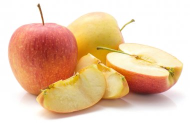 Apple kompozisyon (Evelina çeşitli) beyaz arka plan üzerinde iki bütün Kırmızı Sarı yarım ve iki dilim izole.