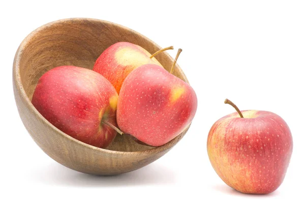 Vier Äpfel Evelina Sorte Einer Holzschale Isoliert Auf Weißem Hintergrund — Stockfoto