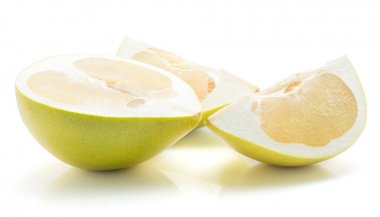 Beyaz arka plan iki dilim ve bir hal izole pamelo dilimlenmiş