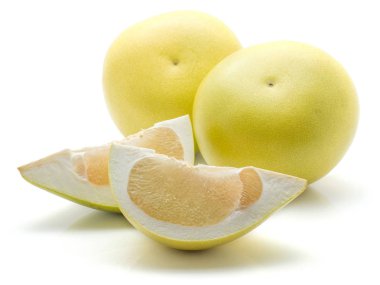 Pamelo kümesi beyaz arka plan üzerinde iki bütün soluk yeşil sarı iki dilim izole.