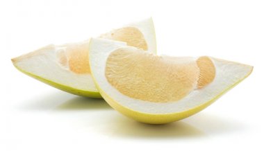 Beyaz adam izole iki dilimlenmiş pamelo adet