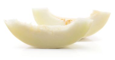 Beyaz arka plan nitelikleri üzerinde izole iki kavun (Piels de Sapo, Honeydew) dilim