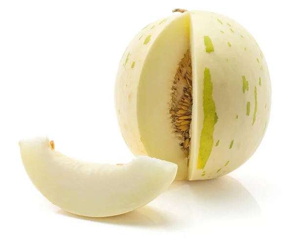 Beyaz arka planda biri ile ayrılmış dilim kesip izole kavun (Piels de Sapo, Honeydew) dilimlenmiş
