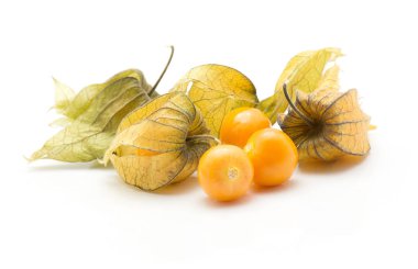 Beyaz arka plan üç turuncu meyveler ve bir sürü hus izole Physalis yığını