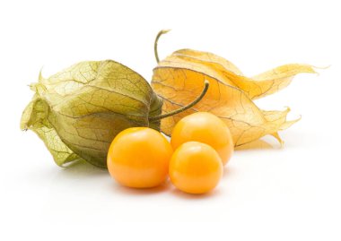 Beyaz arka plan üç turuncu meyveler ve hus ikiye izole Physalis yığını