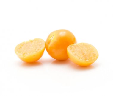 Physalis çilek beyaz arka plan üzerinde bir turuncu berry izole ve iki dilimlenmiş yarıya