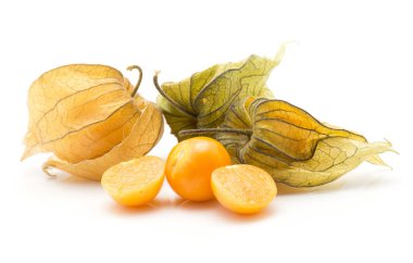 Beyaz arka planda üç kabuğu bir turuncu Berry yarım ve bir whol kesilmiş izole Physalis yığını